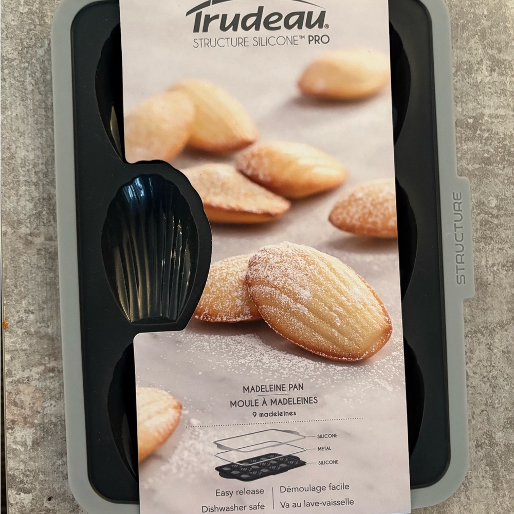 Trudeau Black Cookware Madeleine Mold